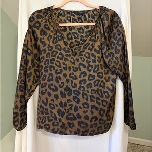 Banana Republic Leopard Print V-Neck long-sleeve Blouse size small